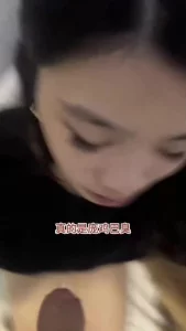 【全网精选】命令她找个当地人操逼做爱，结果不是刮风就是下雨，终于在当地酒吧被人勾 现场高清截图