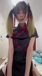 （完整版在简介）旗袍黑丝双马尾女大主动骑乘口交 - 极具视觉冲击力的全网精选内容