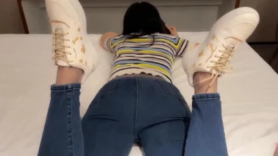 打电话学妹，闷骚牛仔裤穿着丝袜，如玉的身材嗲声嗲气的淫叫 - 极具视觉冲击力的全网精选内容