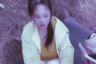 女大学生野外游玩与大部队走失-嘉洛 - 高清在线观看