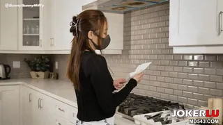 正在播放：送餐员强上独守空房的寂寞少妇-米菲兔 (全网精选频道)