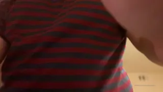 “看着我脱下衣服 完整无删减版在线看