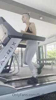 “这是我在4分钟内完成的完整锻炼。我每周在健身房2-3次训练大约1.5个小时的呵呵呵呵，您可以看到我的腋窝汗水，然后湿 完整无删减版在线看