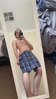 “站在我下面，崇拜我的腿和硬公鸡”("Stand under me and worship my legs and hard cock") 完整无删减版在线看