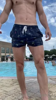 “在上健身房之前，晒太阳了。("Got some sun in before hitting the gym ☀️  手机浏览器流畅观看预览