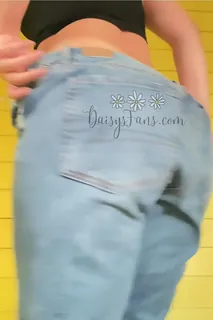 “滑下我的牛仔裤”("sliding my jeans down for you") 优质原创视频在线直达