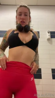 “当您试图快速打球时，但是有人在门外等着他们。”("When you’re trying to have a quick play but there’s someone waiting their turn outside the door  玩家亲测好评资源