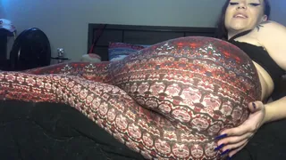 “布鲁克在绑腿上放屁！@abigailpeach”("Brooke Farting Up Close In Leggings! @abigailpeach") 优质原创视频在线直达