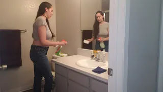 “凯拉在清洁时穿牛仔裤！@realkyrarose”("Kyra Farting In Jeans While Cleaning! @realkyrarose") 手机浏览器流畅观看预览