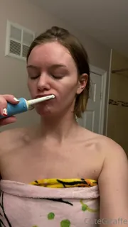 “还有有人要求看到这个，所以我在刷牙吗？("Also someone requested to see this so here’s me brushing my teeth? Idk how I’m supposed to be self conscious with you guys around haha") - 实时更新的高清全网精选资源