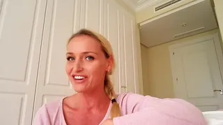 “很快即将到来的布达佩斯射击，我喜欢为新的热门场景购买新礼服。("Soon is coming the Budapest shooting and I love to shop new dresses for new hot scenes :-). But only you can see my sexy ,, cat walk ,, my dears. Kisses...xoxo") 完整无删减版在线看