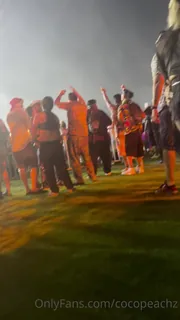 全网精选精选视频：“在家里，babyyyy <3 \ nit和我在镇上的家人一起忙碌的一周，我整夜都在跳舞，很高兴能回到现场，并被如此众多爱心的灵魂所包围性感的大短靴<3呵呵，不得不在所有人面前闪烁，因为我要宠坏你是如此耐心，挂在我身边 完整版