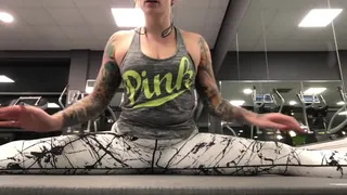 “独家健身视频！很多屁股，乳沟和拉伸”("EXCLUSIVE gym video! Lots of ass, cleavage & stretching") 手机浏览器流畅观看预览