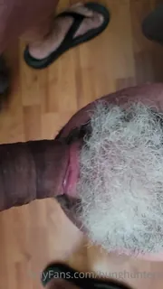 正在播放：“通过吮吸球来帮助 @cushion4thepus1暨。 @hunghunters吞下暨。”("Helping @cushion4thepus1 cum by sucking his balls.  @hunghunters is rewarded by getting to swallow the cum.") (全网精选频道)