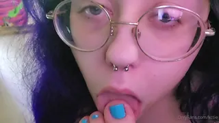 “吮吸我的蓝色脚趾！糟糕，最后我从脚趾上碎了油漆！ 完整无删减版在线看