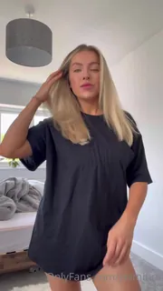 “我可以穿上其他任何东西穿你的T恤吗？("Can I wear your T-shirt with nothing else underneath? Keep watching for the flash  - 1080P超清画质展示图