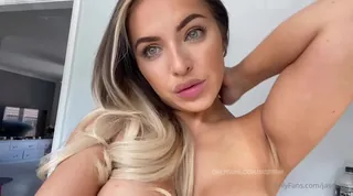 全网精选栏目：“刚和我的好朋友午餐回来了..大量食物昏迷！大约一年没吃过烤晚餐。("Just got back from lunch with my good friend.. Major food Comaaaa! Haven’t had a roast dinner in about a year  精彩封面