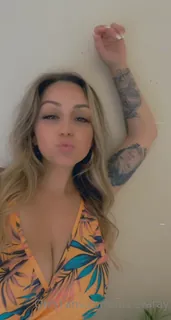 正在播放：“ hiii :) \ ni有一段时间没有被宠坏了……我认为是时候改变了！ (全网精选频道)