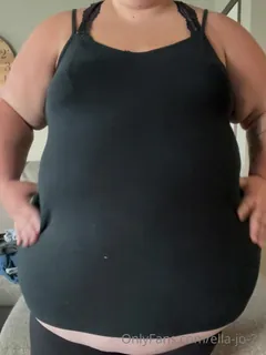 “衣服尝试！\ n \ nwatch我努力穿衣服。”("Clothing try on! \n\nWatch me struggle to put clothes on.") - 高清流媒体极速加载