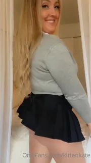 “您是否一直想看到Britney怀孕并骑在您的鸡巴上？为您多次卡明”("Have you always wanted to see Britney pregnant and riding on your dick? \n\nYou will love this new dildo riding show with lots of views of my puffy pregnant freshly shaven pussy up my mini skirt, getting my dildo super  - 高清流媒体极速加载