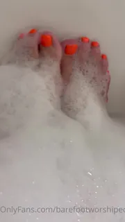 “泡泡洗澡时间...谁想帮助清洁我的脚趾？”("Bubble bath time...who wants to help clean my toes?") - 实时更新的高清全网精选资源