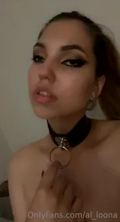 全网精选栏目：“我一直想知道衣领对一个女孩是否看起来很吸引人。它会给男人带来优越和欲望的影响吗？”("I've always wondered if collars look attractive on a girl. Does it give a man some effect of superiority and desire?") 精彩封面