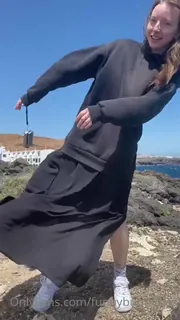 “大声笑大声笑，我喜欢和我最喜欢的朋友在外面愚弄，我喜欢岩石上的海风，大声笑，我几乎被风the the the the the Wind 玩家亲测好评资源