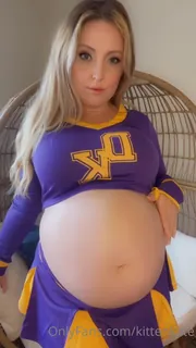 “我刚从啦啦队练习回家，我很角质。我很欣赏和擦我的大怀孕的肚子，即使我不一个人在家，也无法擦拭浮肿的怀孕猫！我知道我需要成为额外的安静，所以没人听到我的声音，但是我仍然擦肿胀的阴蒂，浸泡湿的猫，直到我暨”("I just got home from cheerleading practice and I’m sooo horny. I admire and rub my big pregnant belly and can’t keep myself from rubbing my puffy pregn - 1080P超清画质展示图