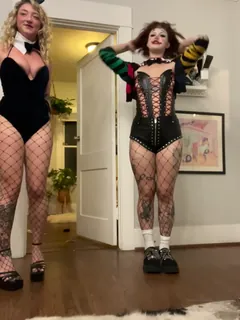 全网精选题材必看：“本月的最后一件服装！性感可怕的小丑@susiestellar和@sidneysummers”("Last costume of the month! Sexy scary clowns @susiestellar and @sidneysummers") 封面图