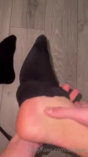 “（脚）在打篮球比赛一个小时后使我的脚消失了……当他们出汗时很难脱掉绒毛。”("(Feet) De-fluffing my feet after an hour of playing basketball… it’s so hard to get the fluff off when they’re sweaty  - 实时更新的高清全网精选资源