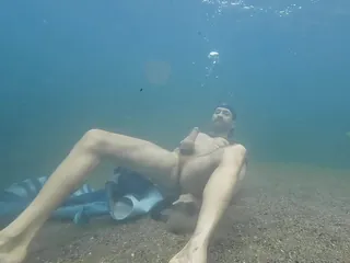 全网精选栏目：“人类在他的转型过程中陷入了底部的抚摸和陶醉。随着时间的流逝，他被渴望的礼物得到了奖励；一只厚厚的人类公鸡来填补他饥饿的人类嘴。”("The Merman sinks to the bottom stroking and reveling in his transformation process.  In time, he is rewarded with an eagerly anticipated gift; a thick merman cock to fill his hungry merman 精彩封面