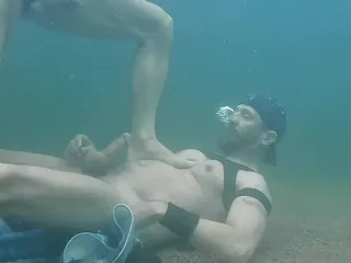 “（扩展的重播版本）\ nmermen致力于深处，并接受强壮的人脚的帮助，以保持沉浸在淹没的同时，同时抚摸着那些很快就会狂喜而爆发的人类公鸡。”("(Extended Replay Version)\nMermen commit themselves to the deep and accept the aid of a strong merman foot to remain submerged while stroking together the engorged mermen cocks that 手机浏览器流畅观看预览