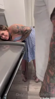 “我不敢相信我的猫使他变得如此迅速！！我的手镯被卡在洗衣机上，所以我打电话给杂工帮助我，他抬起我的衣服，在我被卡住时搞砸了我！！！他到处都是我多汁的屁股！我在这里卖得超级便宜，因为我仍然不敢相信他把我留在那里，在几分钟后他妈的我的卡明！”("I can't believe my pussy made him cum so fast!!! My bracelet got stuck in the washing machine so I called the handyman over to help me - 高清在线观看