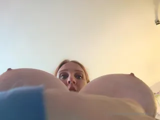 正在播放：“这是假期，你的继母没有蛋酒，但是我确实有很好的替代品！("It's the holidays and your stepmom doesn't have eggnog but I do have a good substitute for you!\nI'm at my friend's house and she's so painfully hot and I'm horny  (全网精选频道)