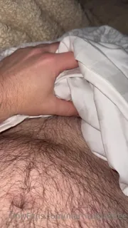 全网精选题材必看：“快点来这里，在每个人醒来之前。”("Hurry up and come here before everyone wakes up.") 封面图