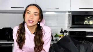 全网精选精选视频：“我的滑冰包中的冰袋|埃里斯在冰上\ n@erisonice本周不在冰上，向您展示了她的滑冰袋中的内容！ .com/erisonice/bellyfans.com/oftv“("What’s in My Skating Bag | Eris On Ice\n@erisonice is off the ice this week, and showing you what is in her skating bag! ⛸\nFor more, watch OFTV: of.tv/eris-on-ice \n 完整版