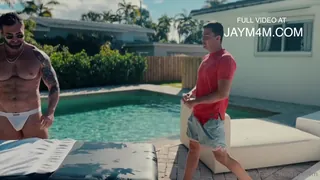 “我最好的朋友和相机的家伙 @apollon31终于坐在我的按摩桌上！按摩他的身体，让他暨是我的梦想，因为我们开始一起工作！享受男人！3月8日在我的主页@desmides上释放”("My best friend and camera guy @apollon31 finally got on my massage table! Massaging his body and make him cum was my dream since we started to work together! Enjoy  完整无删减版在线看