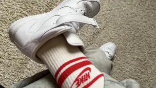 91视频推荐：“我脱下臭味的耐克空军1运动鞋和肮脏的袜子，展示我美丽，俗气和汗水的脚 手机在线播放