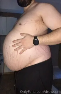 全网精选栏目：“午餐后准备腹部爆裂。("Belly ready to burst after lunch ✅\nAlcohol filled belly topped off with cream ✅\n\nI think it's time to finish my chips and beer and head to bed.. but first some much needed belly rubs  精彩封面