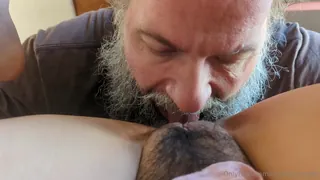 “再次你好！这是我的个人性生活的又一个亲密的看法，毫无疑问，当我们制造它时，这从来没有真正出版！ ，您在他吃我的时候看着他的肩膀。这里还有我个人性生活的又一个亲密的看法，没有审查制度，我从来没有真正出版过的意图！这是爸爸给我口交10分钟...上半场是我的看法（我掌握了相机），但我再也无法保持她的坚定了，所以下半场是她的视野，你在吃我的肩膀上看着她，我希望你喜欢它就像我！”("Hello again! Here is another intimate view of my personal sex life - 高清在线观看