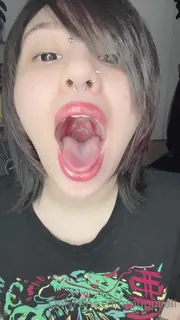 “舌头怎么可能得到？非常非常非常淫”。("How lewd can a tongue possibly get? Very very lewd  优质原创视频在线直达