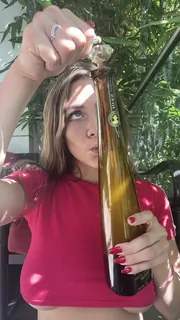 【全网精选】“从字面上看，我可以将自己传送回这个时刻，还有4 20友好的人，hahaha haha​​ha haha​​ha haha​​ha。("literally wish I could teleport myself back into this moment rn hahaha who else here is 4 20 friendly drop a GIF⬇️") 现场高清截图