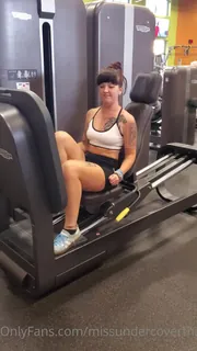 “如果你不认识我，我讨厌寒冷而湿的东西触摸我的皮肤哈哈哈”("If u don't know me, I HATE cold n wet things touching my skin hahaha") 玩家亲测好评资源