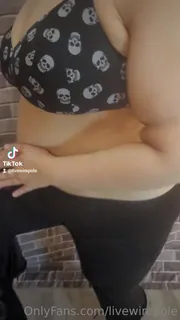 “把手伸到我的两边，让我感到活着。("Run your hands down my sides and make me feel alive.  手机浏览器流畅观看预览