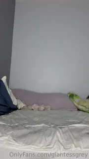 91视频官方收录：“您的女神格雷经过漫长的一天的工作后回家，决定使用她的一个新的脚口罩。她将肮脏的脚推在脸上，虽然迫使您先舔他们之后，脚蒙面。("Your Goddess Grey comes home after a long day of work and decides to use one of her new foot masks. She shoves her dirty feet in your face and forces you to lick them clean first though, and 