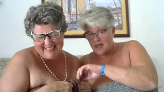 正在播放：“这是一个免费的一个，可以让您的星期五开始正确。("Here's a little free one to get your Friday off to the right start. Come on and have a look. Lots of fungrannies to enjoy....xoxox") (全网精选频道)