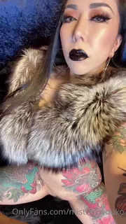 91视频官方收录：“在我的猫面前跪下，向我展示你想吃多汁的禁果。”("Get on your knees right in front of My pussy and show Me how much you want to eat the juicy forbidden fruit.")