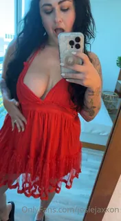 “我一个人坐在酒店的酒吧..谁想给我10美元的饮料给我付费？”("I’m sitting at the hotel bar alone.. who wants to tip me $10 for a drink?") 手机浏览器流畅观看预览