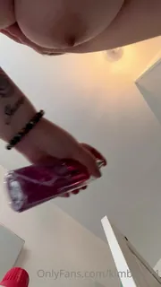 全网精选精选视频：“我的室友在淋浴时进行调皮时进行清洁，门打开了hihi 完整版