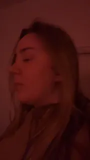 “昨晚的现场直播。 ？”("Last night’s live. Idk, I’d give it a B+. I’m debating going back to more structured lives? Let me know if you’d be interested in that. Or like Friday is chill stream, and Wednesday is sexy stream?") - 极具视觉冲击力的全网精选内容